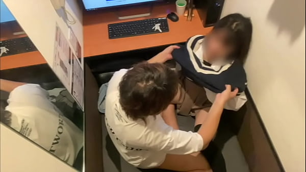 【ネカフェのカップルシートで&hellip;】「声出ちゃって隣の人にバレちゃう..」と喘ぎ声を我慢しながら彼氏にねっとりピストンで突かれる彼女。