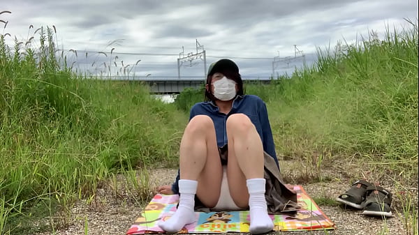 女装子まゆちゃんが河原で服のままパンツ脱いで大股開き  