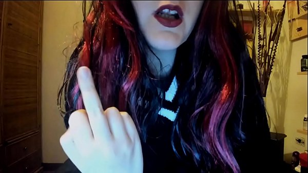 Oggi sei arrivato in ritardo? Allora per punizione dovrai annusare e leccare i miei calzini sudati