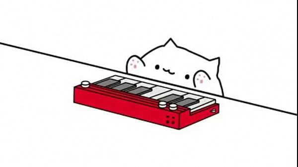 Gatinho siriricando piano de brinquedo  