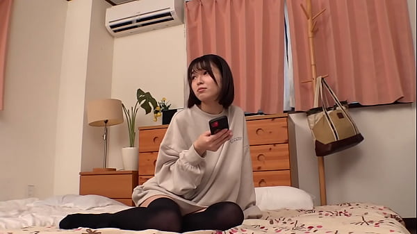 無意識な絶対領域が男を挑発し、理性を破壊する！むき出しの絶対領域を貪り尽くす。ニーハイは絶対に脱がさない！変態のプライド炸裂。  