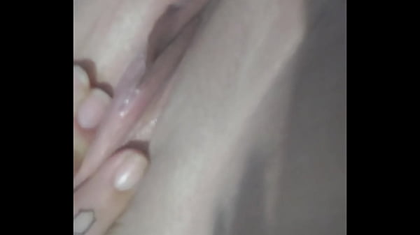 Passando o dedinho na buceta 