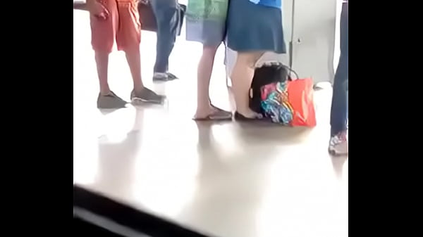 Gordinha safadinha bate uma pra namorado na fila do &ocirc;nibus