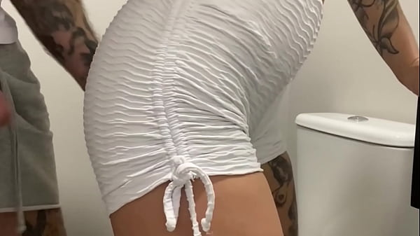 Uma loira no melhor boquete da vida e a morena mandando ver no banheiro