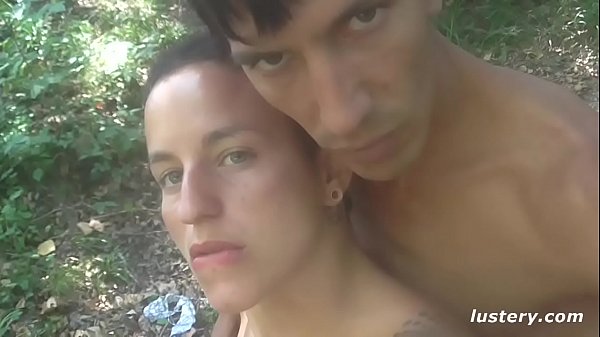 Flexible Babe Gets Creative in the Park