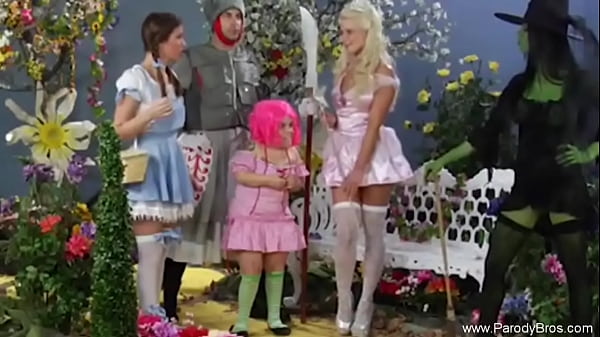 She visited her lover on the gym during the training then gave a seductive blow and spend the whole time with an erotic handjob with a deep sex