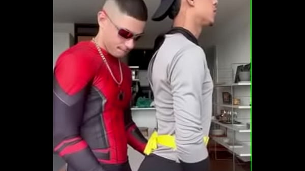 BATMAM SENTANDO NA PICA DO ARANHA 