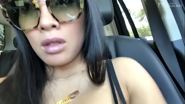 Su cl&iacute;toris late como un coraz&oacute;n cuando se toca