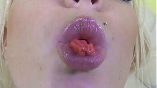 Blonde teen gives HJ and chew gum  