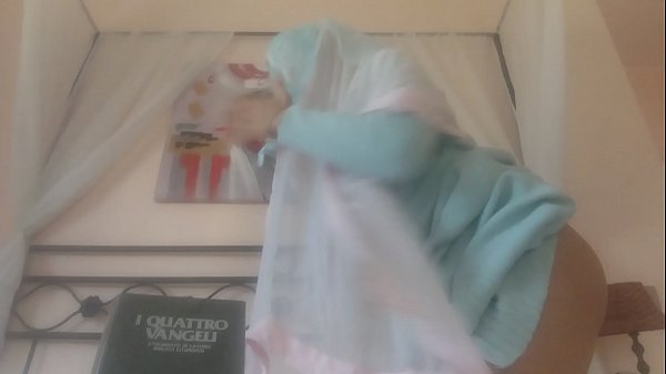 NOT FOR RELIGIOUS: madonna, tell ya all and pee on the bible  