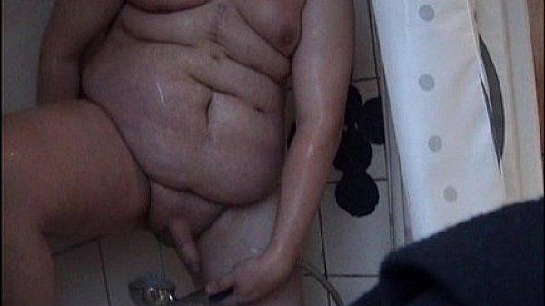 Guy gets spied in the shower