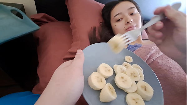 Despu&eacute;s de la cirug&iacute;a, la esposa eyacula y recibe semen facial de su enfermera