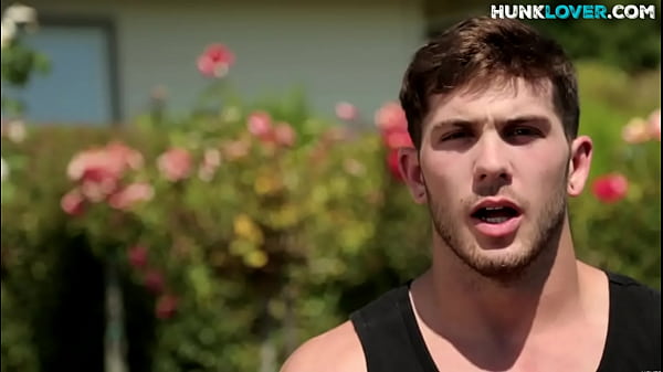 Sturdy amateur solo wanking his shaft in the gym 