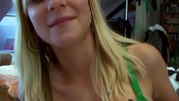 La mia migliore amica bionda con le tette perfette decide finalmente di farsi scopare dal mio cazzo 