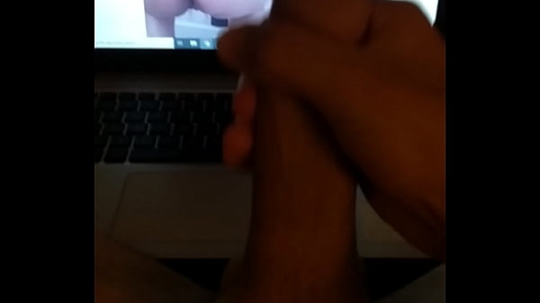 Manoseada de verga mirando a la putita de flor box  