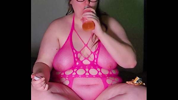 Thick ASMR Snack Time: Chewing Protein Bar, Gulping Body Armor and Dirty Talk Tease (4K Portrait) 