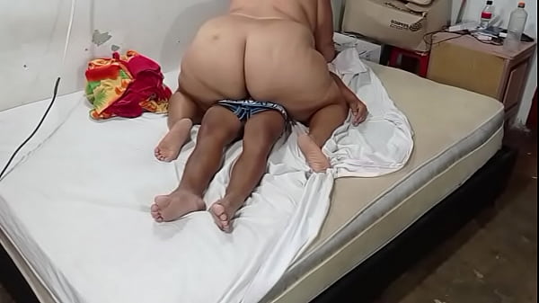 Mi hijastra quiere ver mis nalgas