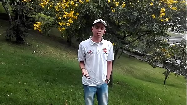 Chico pecoso le gusta que le chorreen el culo de semen en lugares publicos 