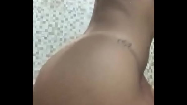 Morena novinha se mostrando