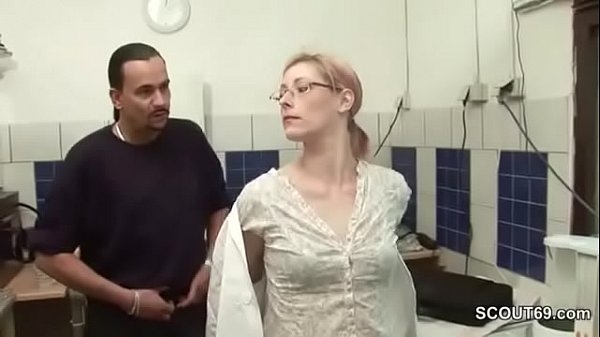 Arbeitgeber treibt es mit kurviger Aushilfe Deutsch