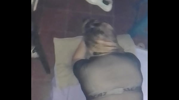 Nuestra amiga se olvido su vestido sexy y medi se lo puso filmamos con el celular