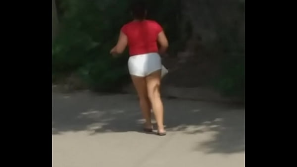 Vecina pasa en las ma&ntilde;anas muy probocativa