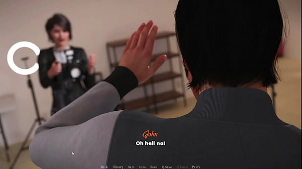 Она помогла ему в фотостудии, по особеннуму хорошо  