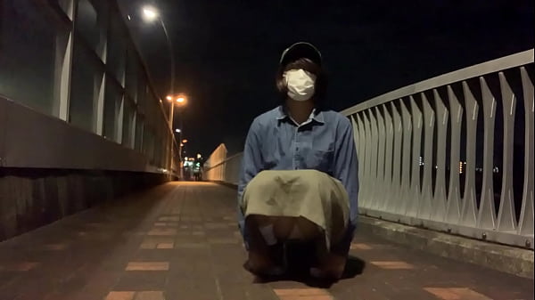 女装子まゆちゃんが夜の橋の上でパンちら露出で大股開き  