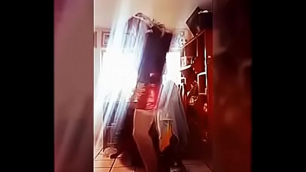 Putita en vestido rojo 