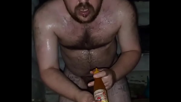 Семь ОСТРЫХ СОУСОВ для моей огромной жопы! Я проверяю свой анал на прочность! Гей из России налил чили соус в задницу! 