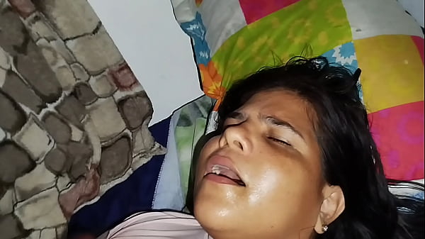 &iexcl;El due&ntilde;o de la casa viene a buscar la renta del mes! &iexcl;Le ofrec&iacute; mi cuerpo y acept&oacute;! &iexcl;Dame fuerte, viejo sucio! Duele, pero dame fuerte, s&iacute;, fuerte.