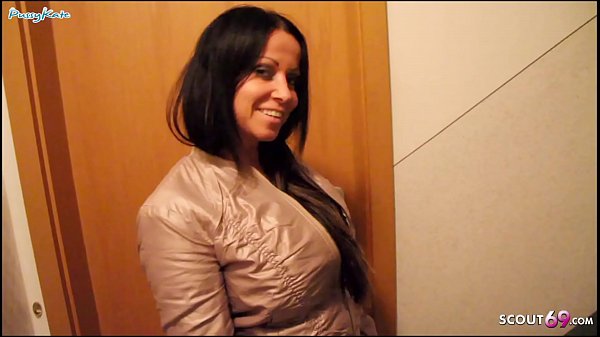 Deutsche Mutti Katie Pears treibt es mit dem jungen Typen von Nebenan wenn seine Eltern arbeiten sind - German MILF 