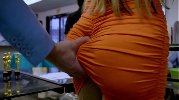 Fick die Frau meines Chefs auf der B&uuml;roparty - MILFED