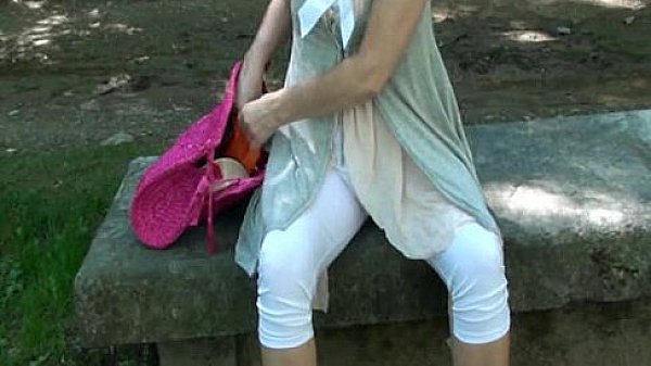 CLEO DE MASTURBA Y SE HACE PIS.MPG