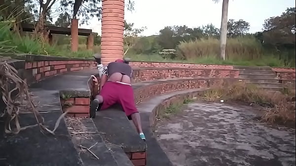 Neg&atilde;o bota viado para mamar em p&uacute;blico 