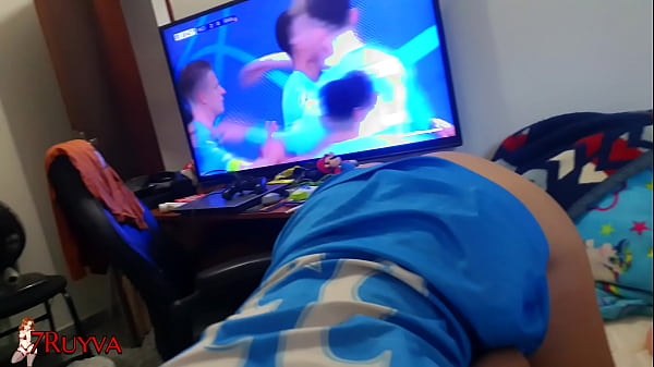 chupando uma piroca gostosa no meio do jogo de futebol