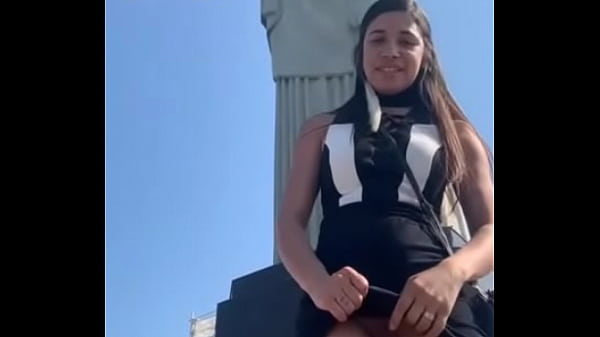 Novinha exibicionista. Ganha chupada do marido. Lalla Potira