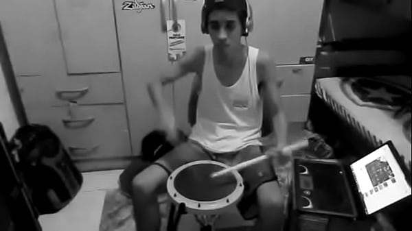 Decooh tocando umazinha com vontade