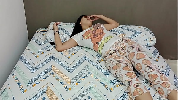 violeta tiene fiebres y para calmar su calentura le meto mi term&oacute;metro en su boca para ver que tan caliente esta