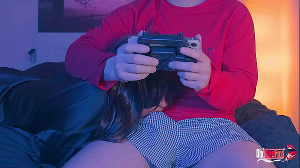 Мачеха и пасынок. Пасынок трахнул меня глубоко в рот, Он знал, что я притворяюсь, И засунул свой член мне глубоко в горло  