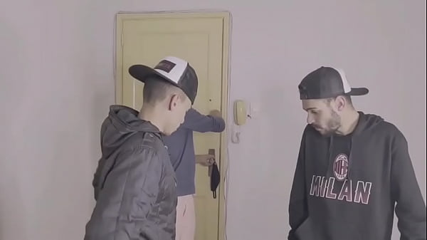 Tr&ecirc;s pirocudos numa foda gostosa 