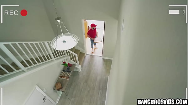 She fuckes the pizza delivery man  