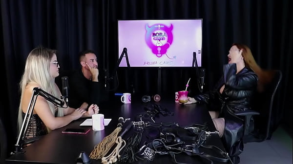 Loira gostosa pelada leva chicotada na bunda depois da convidada falar dos aprendizados das sess&otilde;es e o dia que o cliente defecou por n&atilde;o saber fazer uma chuca - Maisa Pravo (Domme) (SHEER/RED)