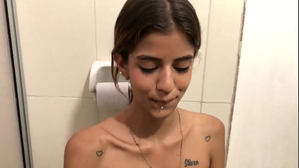 Mi hermanastra me encuentra masturb&aacute;ndome en su ba&ntilde;o y me da el placer de correrme en su cara joven - HISTORIA COMPLETA