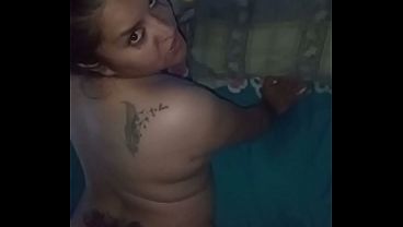 Se cogen duro con creampie a puta tatuada pide verga por el culo y la boca