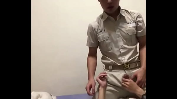 Hai người b&uacute; cu cho nhau