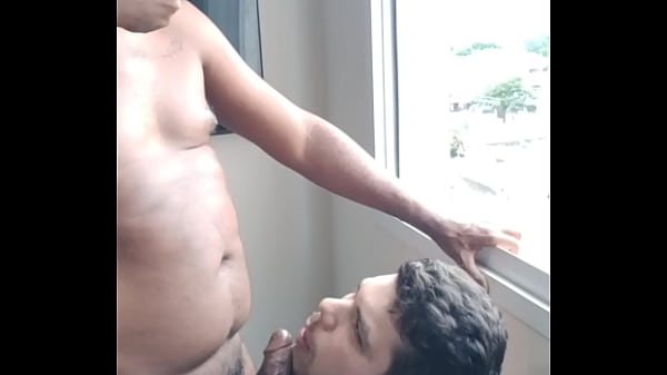 Padrasto Neg&atilde;o come Gordinho Na Janela do Condom&iacute;nio- Parte 1 (COMPLETO NO SHEER E RED)