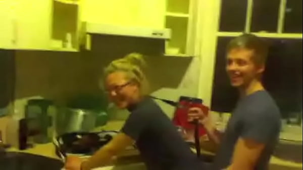 Novinha cozinhando e sendo fodida 