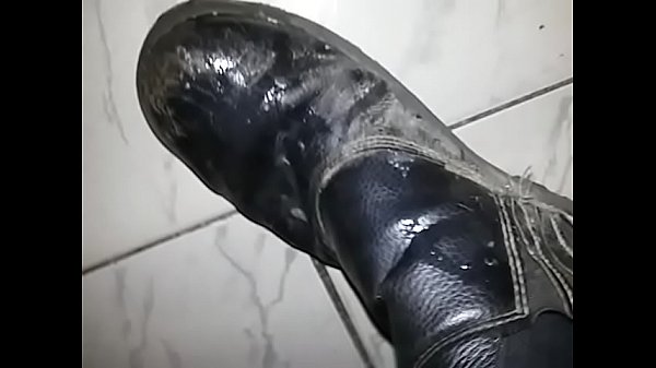 Eu vi meu vizinho deixar seu sapat&atilde;o na porta da casa dele, ent&atilde;o de madrugada fui l&aacute; e peguei. E agora s&oacute; divers&atilde;o! Mas hoje mesmo estar devolvendo para que ele continue usando