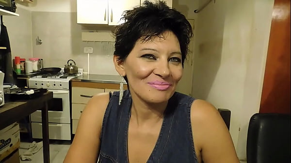 LE ROMPEN EL CULO EN LA COCINA Y SE LO HACEN  JUNTAR  CON  LA LENGUA COMO  PERRA  